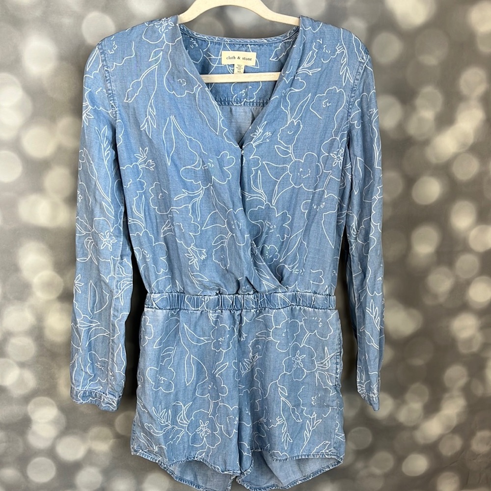 Cloth & Stone Anthropologie womens chambray floral romper. Size Xs